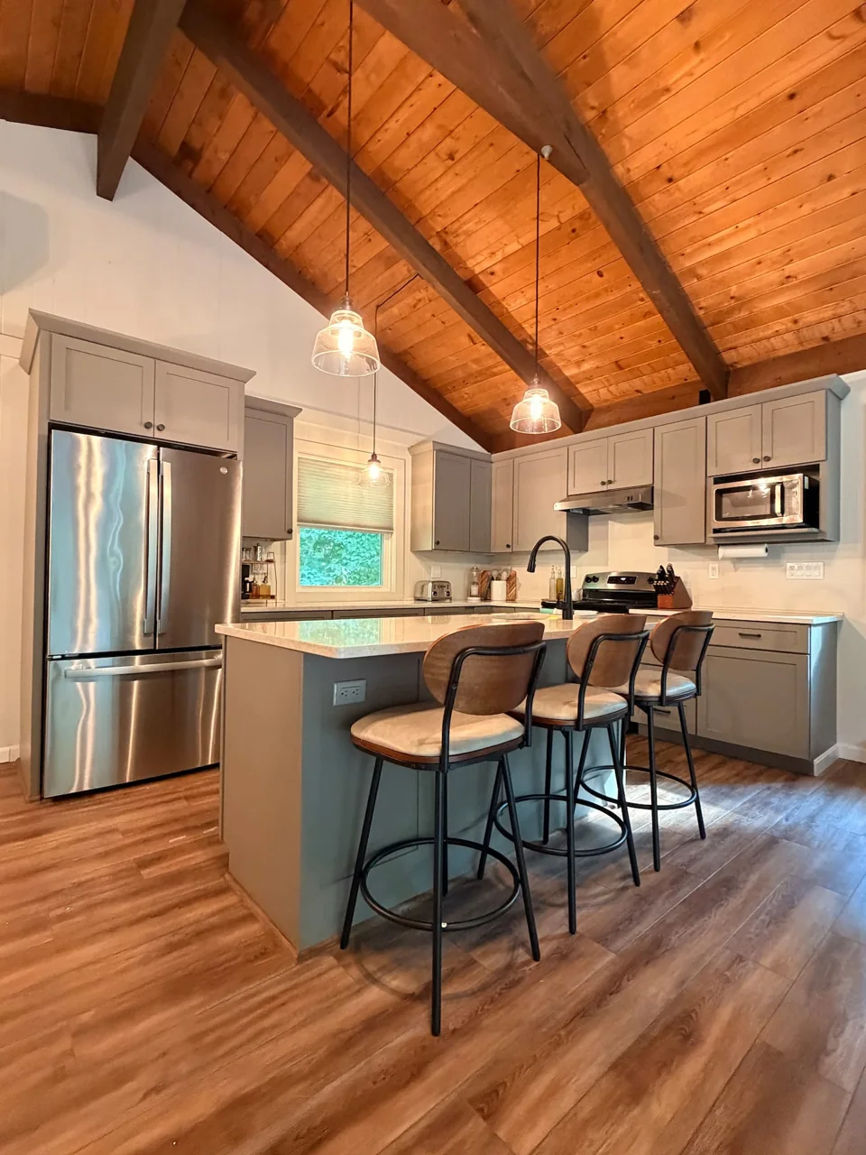 Full kitchen with island seating
